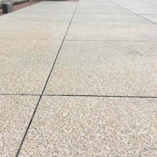 中卫 黄金麻花岗岩石板材荔枝面地面铺装效果