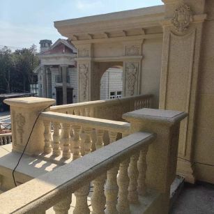 中卫 黄金麻别墅外墙干挂雕花配合阳台栏杆花瓶柱