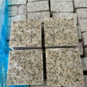 中卫 黄金麻花岗岩自然面小方块，弹石，马蹄石等