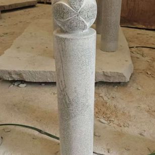 中卫 芝麻白花岗岩石材挡车石柱、停车柱、圆柱挡车柱、方柱挡车柱等