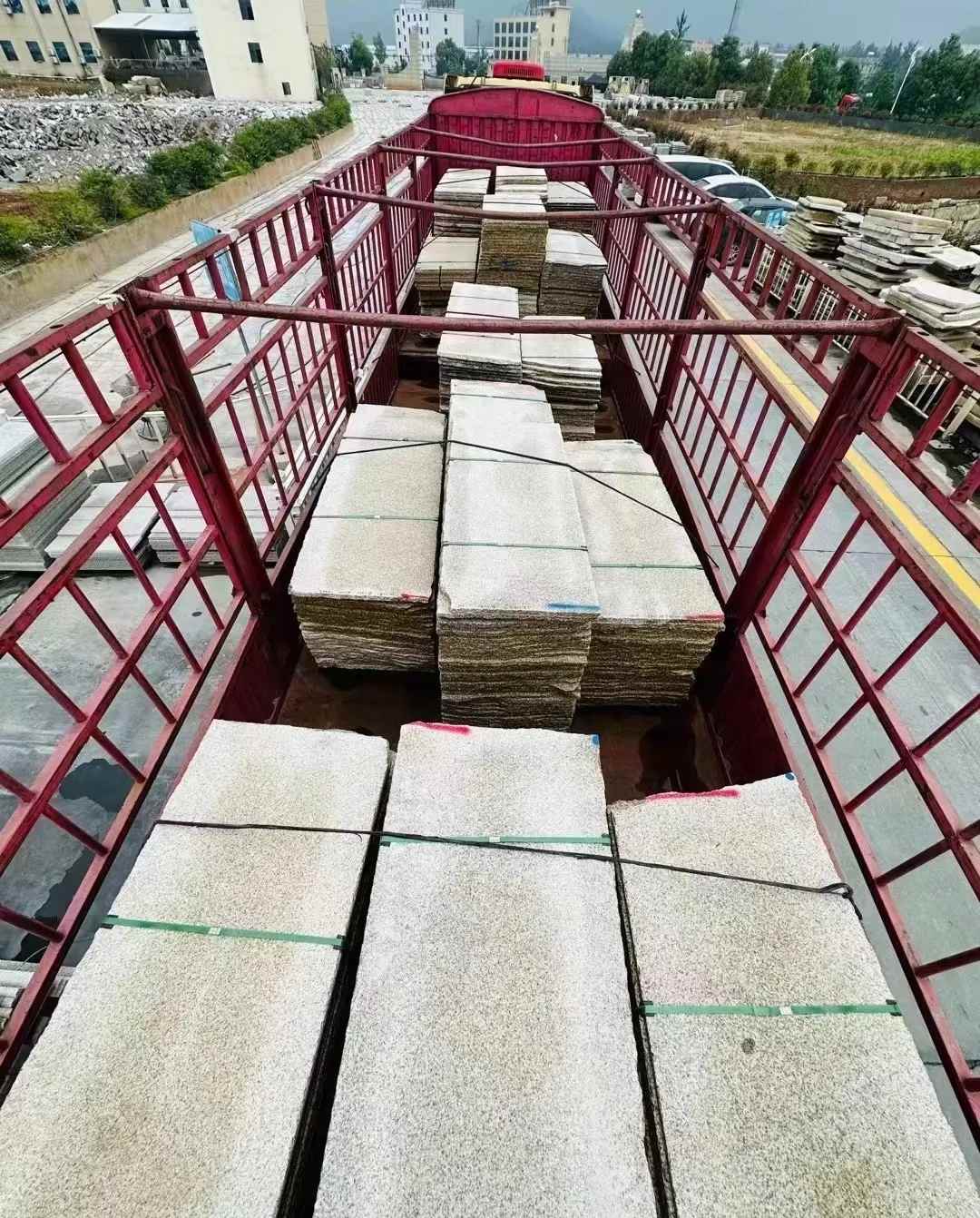 中卫 黄金麻花岗岩荔枝面，光面毛板装车完成