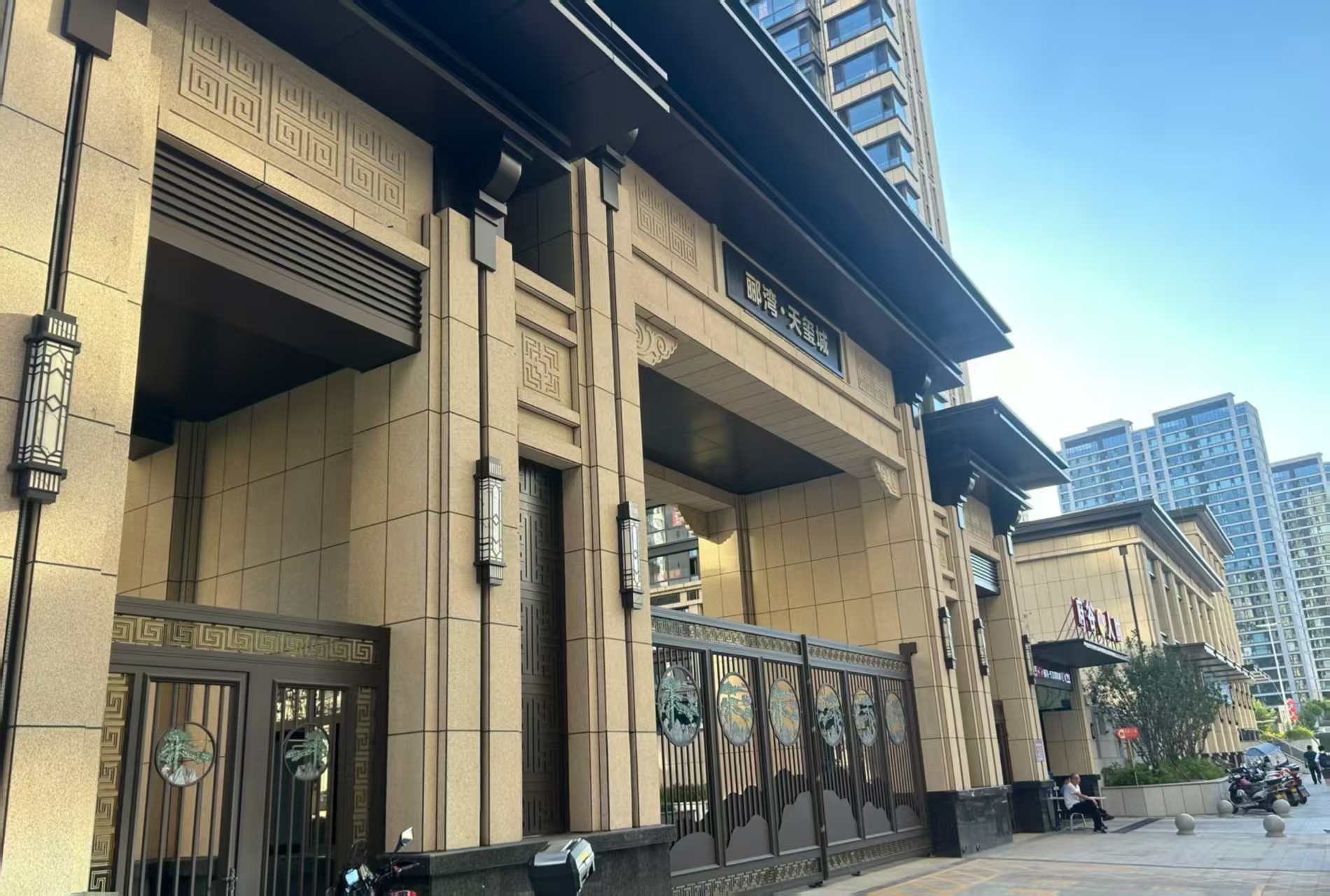 中卫 黄金麻花岗岩荔枝面小区门楼外墙干挂