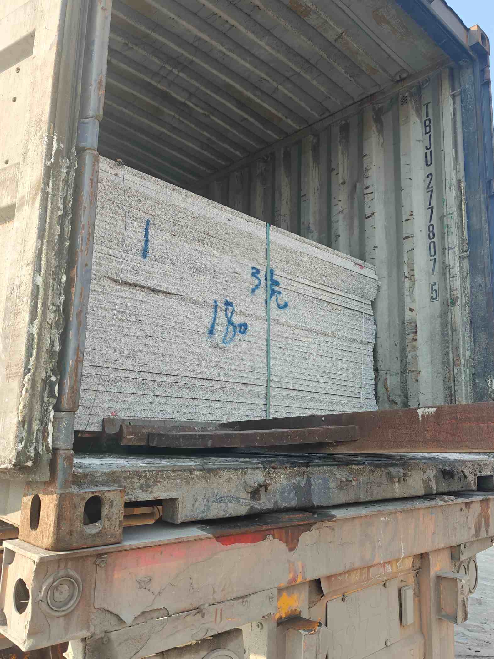 中卫 芝麻白花岗岩石材3.0公分光面毛板装柜出货