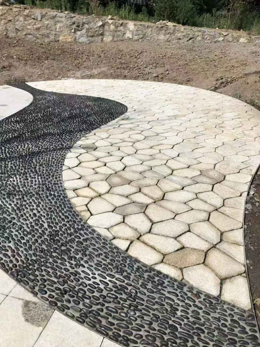 中卫 黄金麻冰裂纹地铺石工地铺装案例