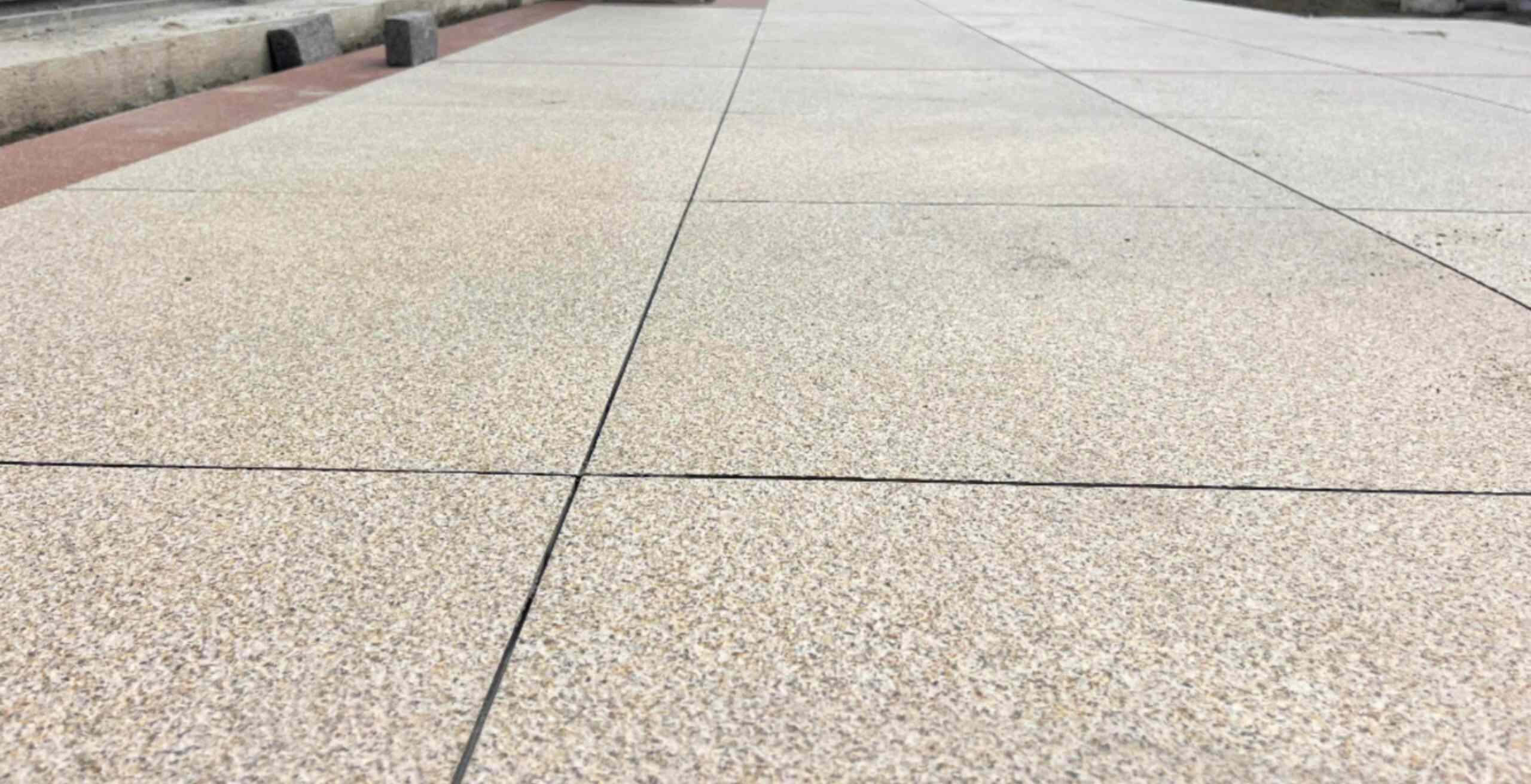 中卫 黄金麻花岗岩石板材荔枝面地面铺装效果