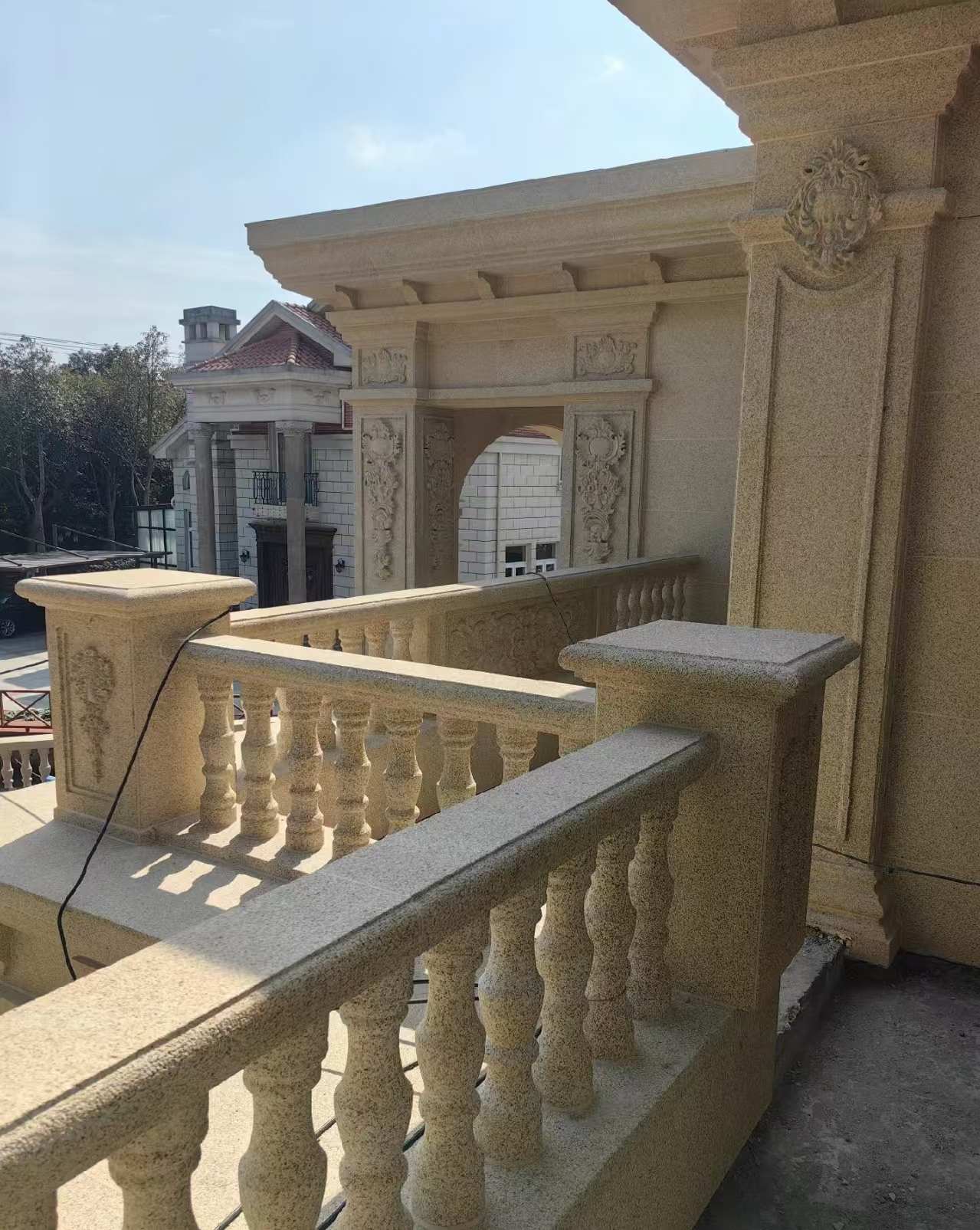 中卫 黄金麻别墅外墙干挂雕花配合阳台栏杆花瓶柱