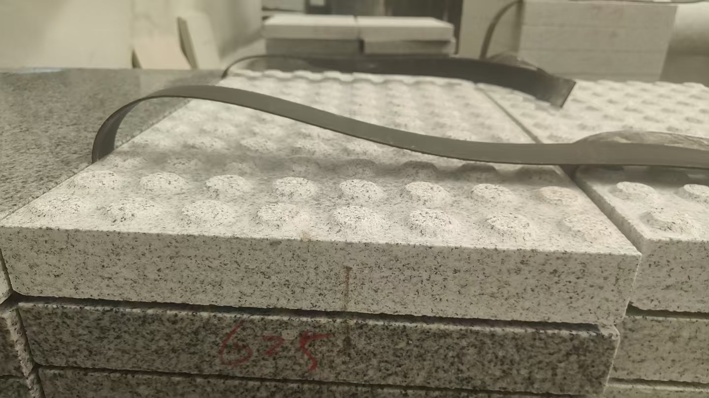 中卫 芝麻白花岗岩6.0公分荔枝面五轴加工雕刻盲点