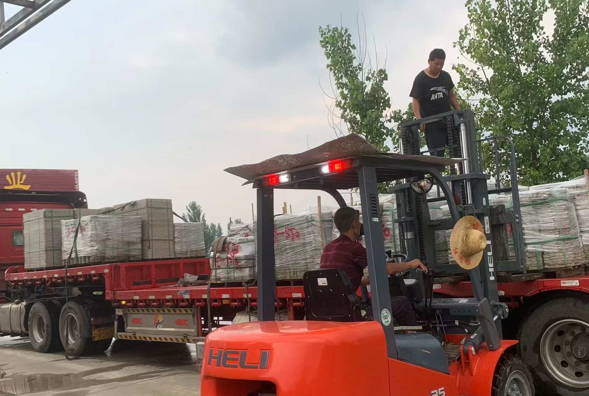 中卫 黄金麻冰裂纹，地铺石装车