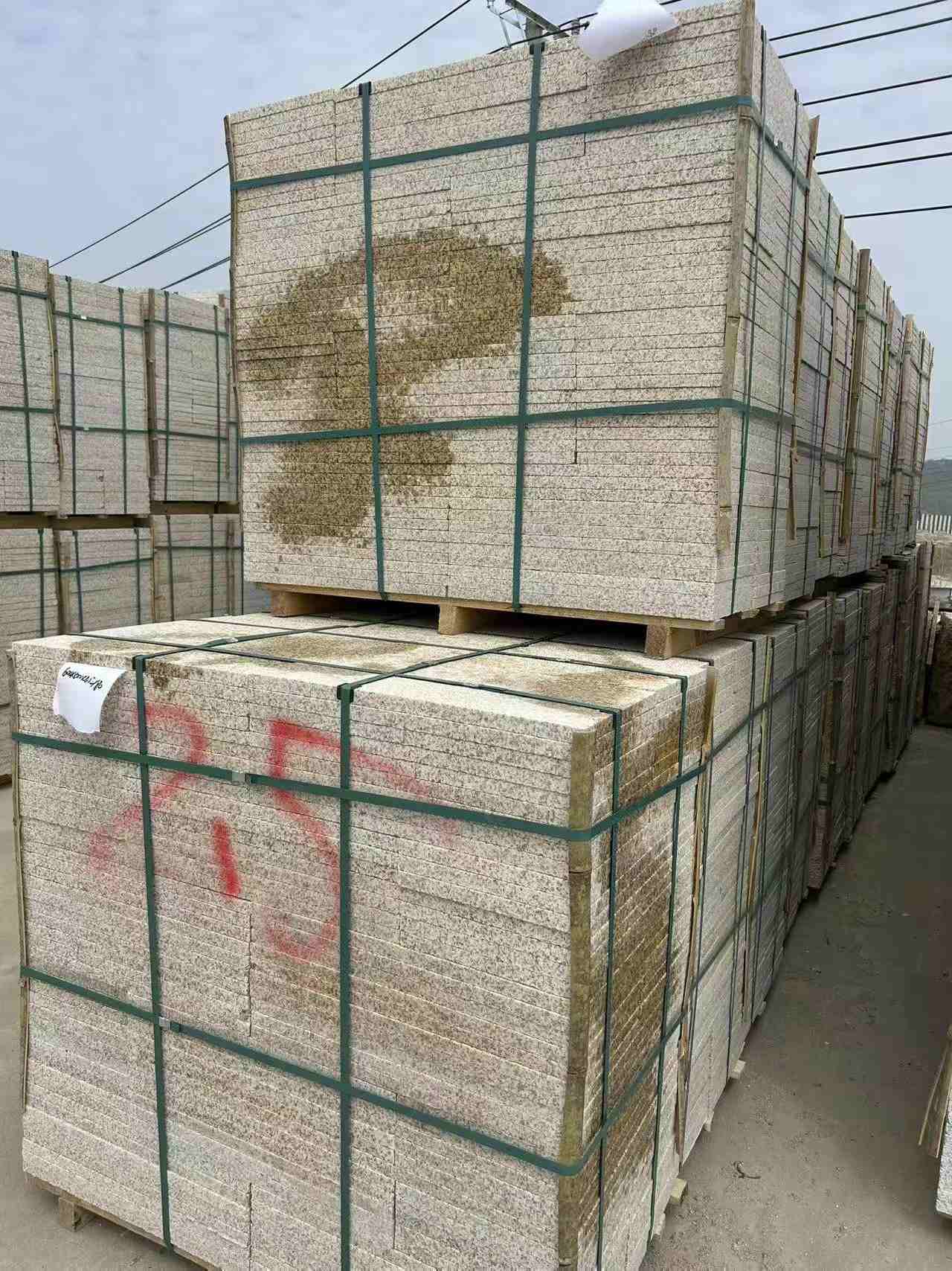 中卫 黄金麻花岗岩石材荔枝面地铺石2.5*300*600