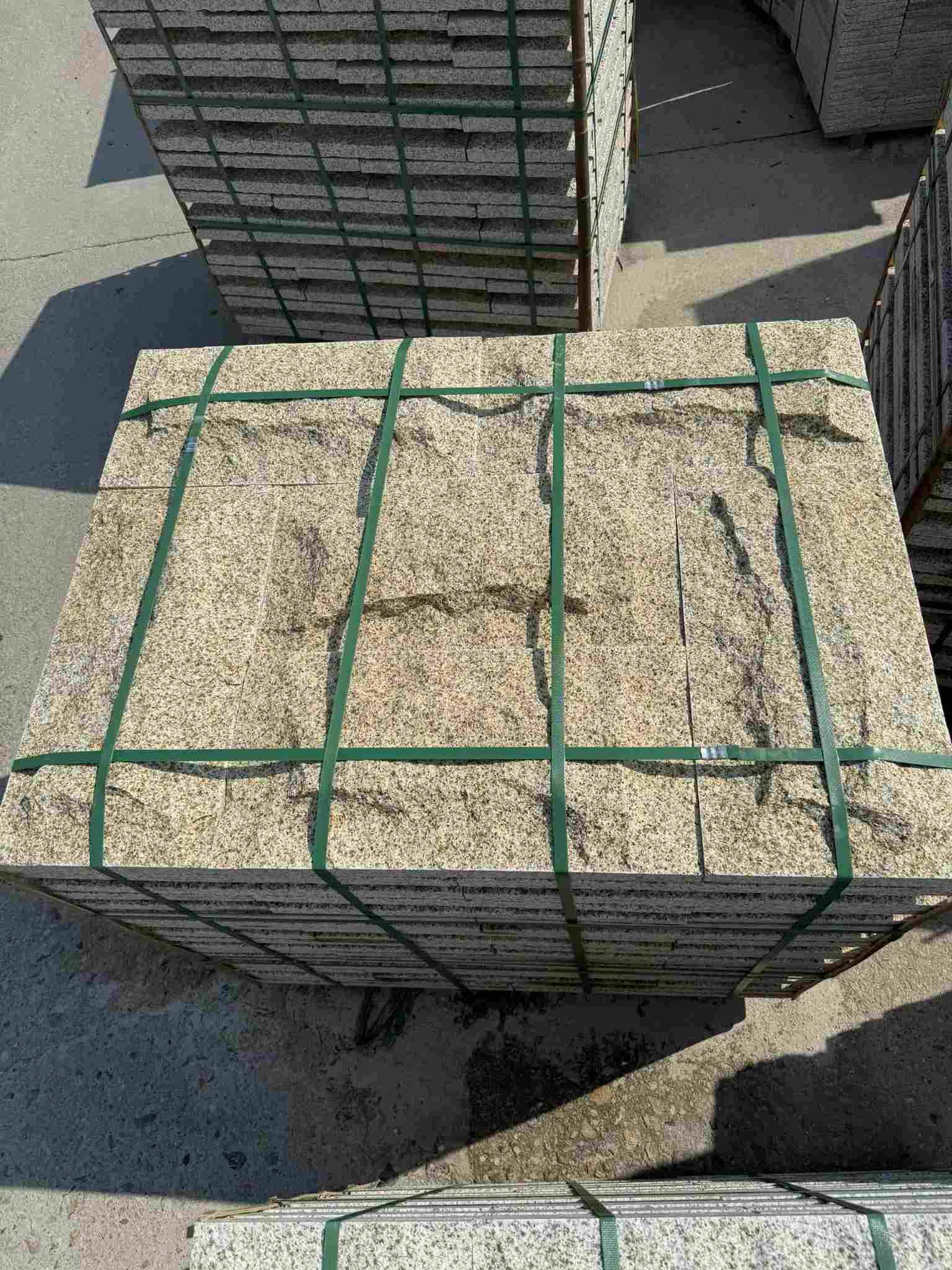 中卫 黄金麻花岗岩石材自然面蘑菇石成品