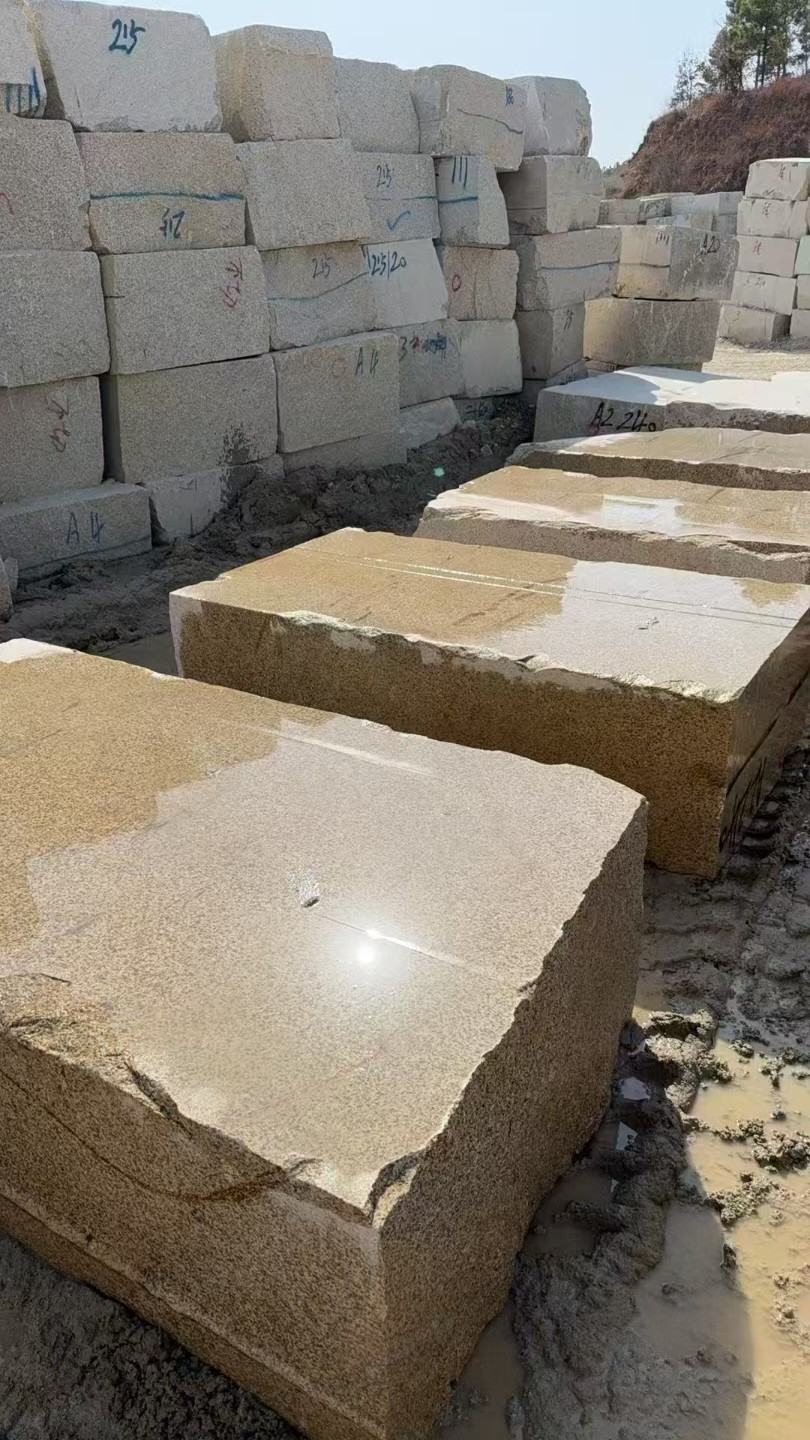 中卫 黄金麻方料堆场洗料分选中，原材料充足