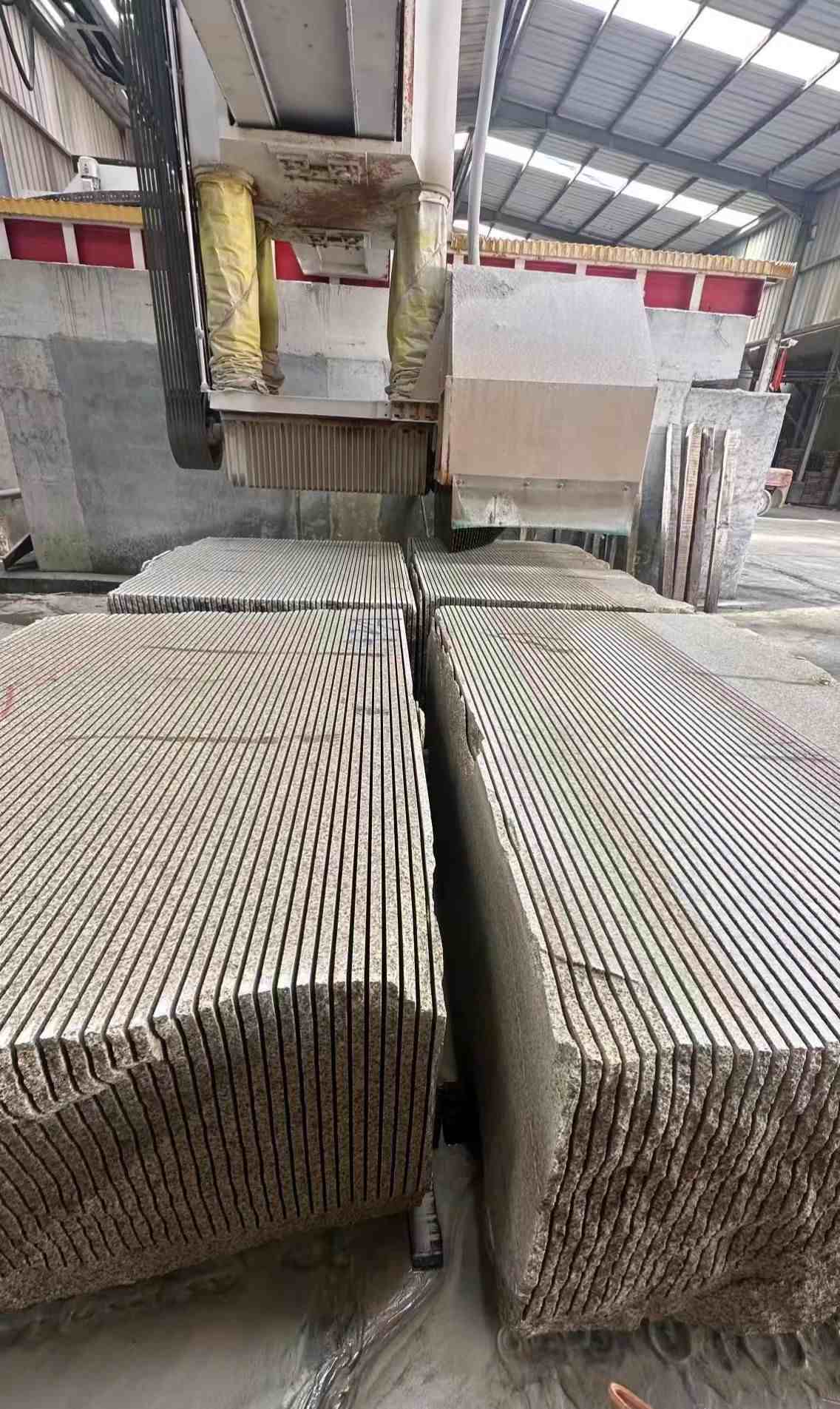 中卫 车间生产日常，黄金麻白麻花岗岩