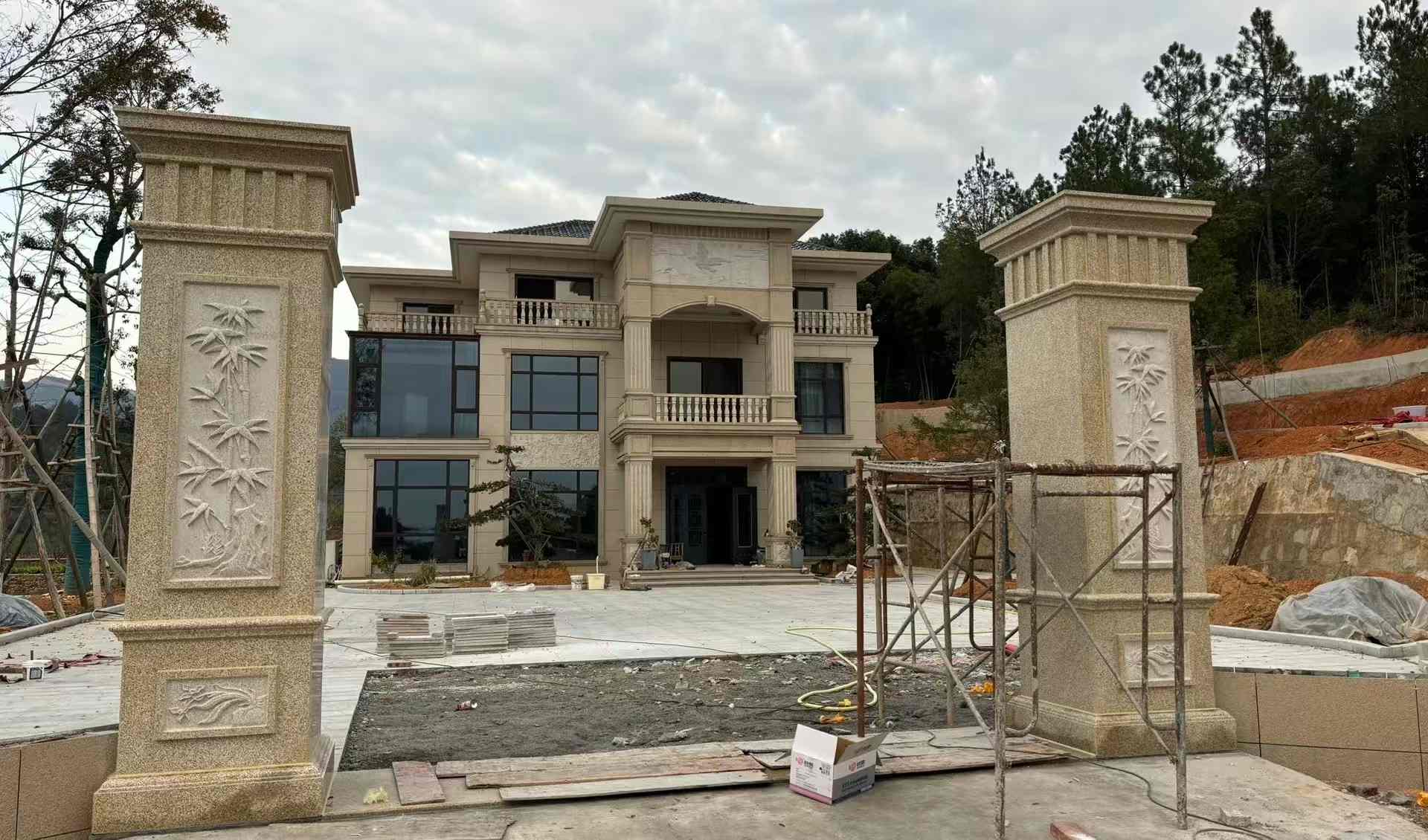 中卫 黄金麻花岗岩别墅雕花外墙干挂配上门口雕花罗马柱