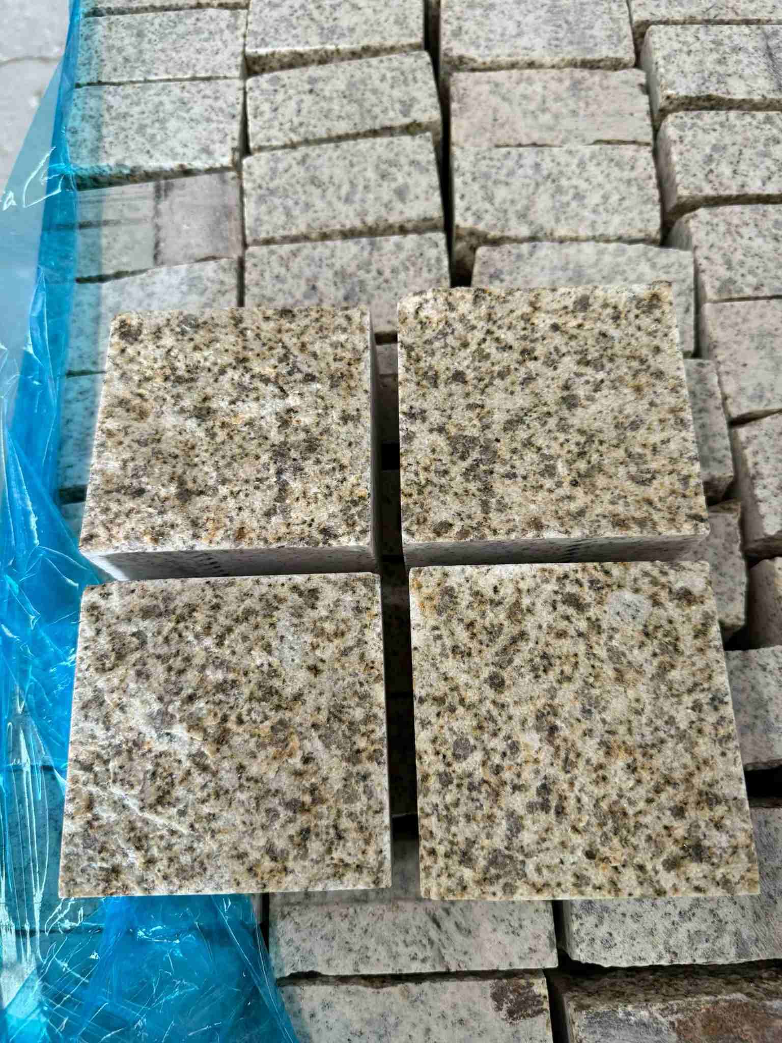 中卫 黄金麻花岗岩自然面小方块，弹石，马蹄石等