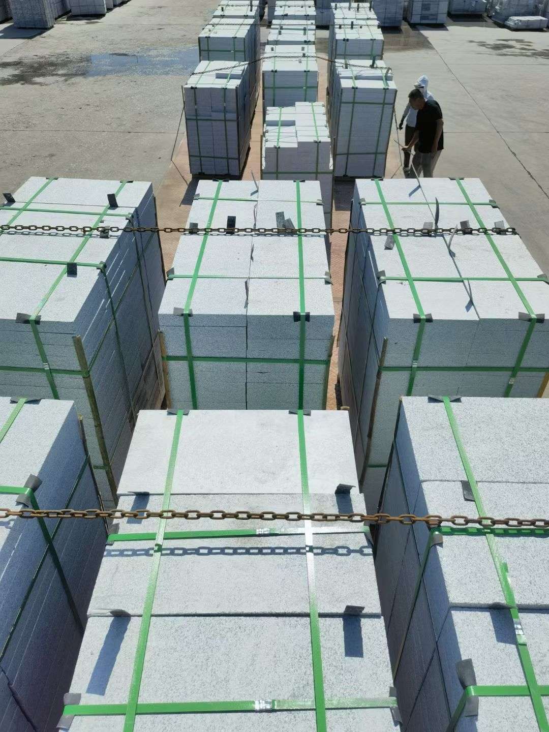 中卫 芝麻白花岗岩5公分地铺石 花岗岩厂家工厂装车日常