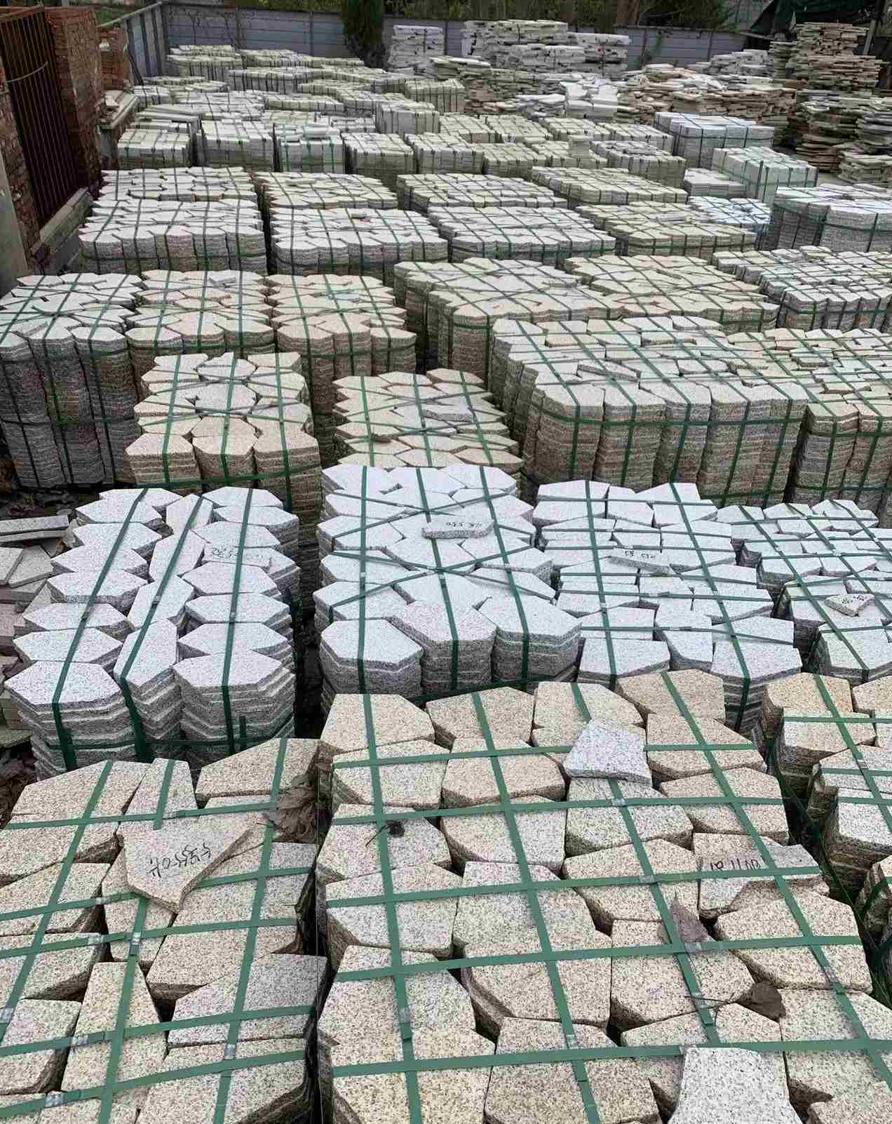 中卫 黄金麻白麻花岗岩荔枝面地铺石(冰裂纹)