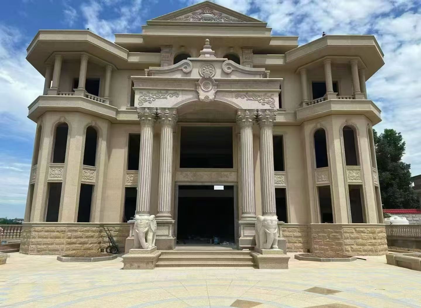 中卫 黄金麻别墅外墙干挂，大柱，大象，蘑菇石，雕花板