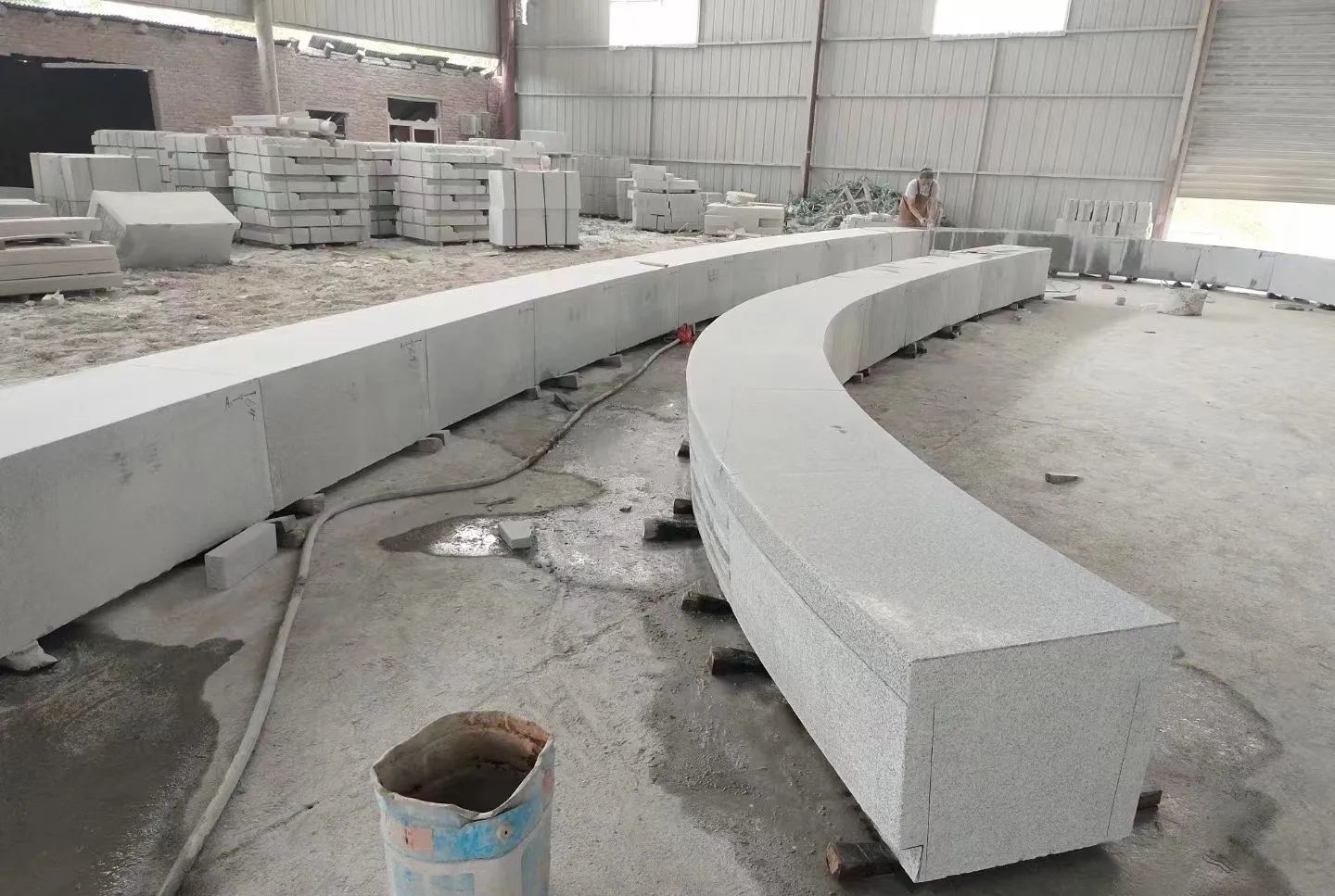 中卫芝麻白花岗岩石板材 园林光面弧形坐凳