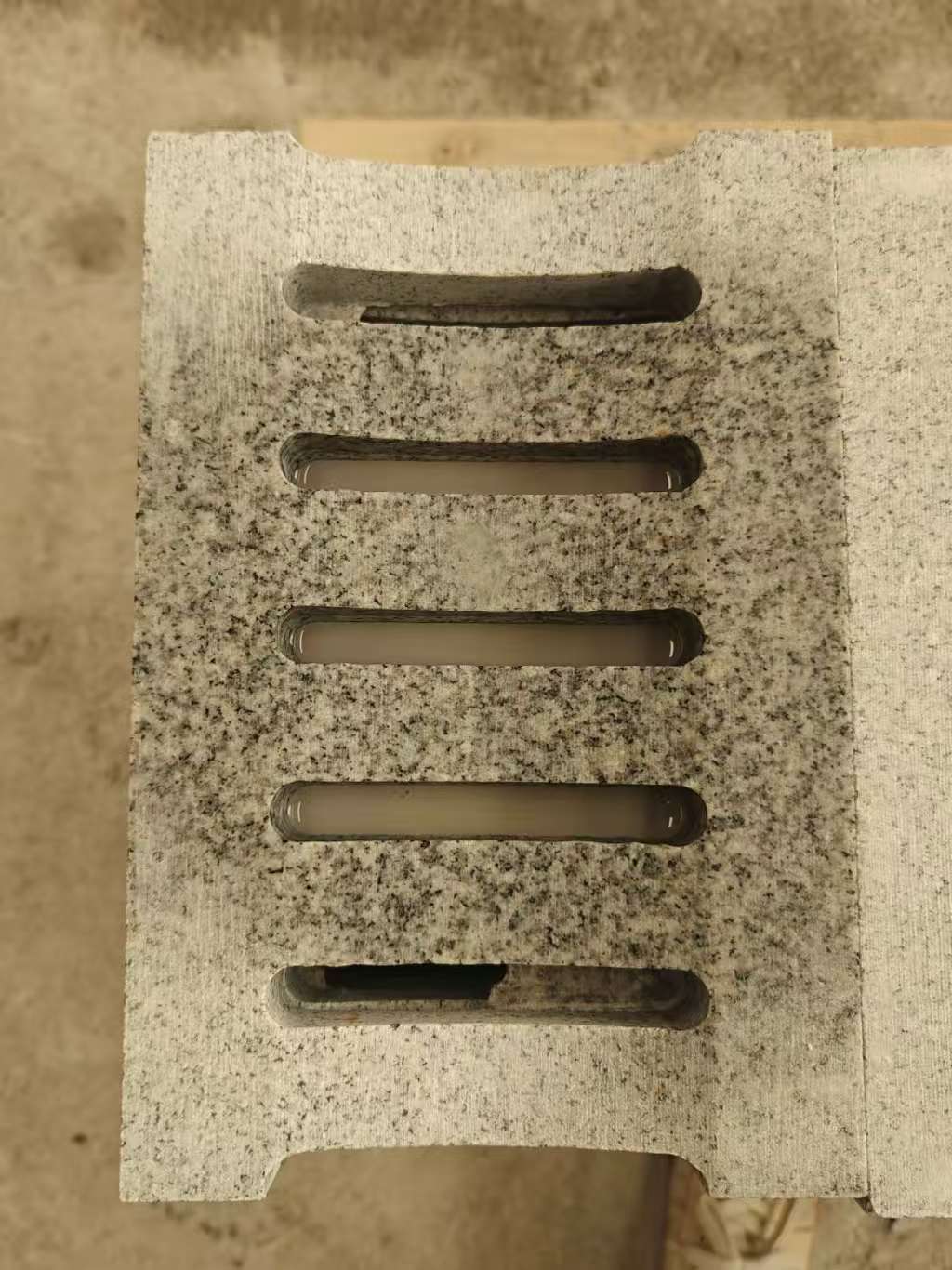 中卫 芝麻白拉丝面花岗岩U型开槽排水槽